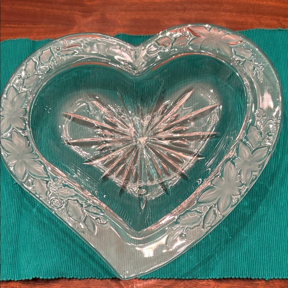 Heart-Shaped Glass Dish with Floral Design - Picture 6 of 7